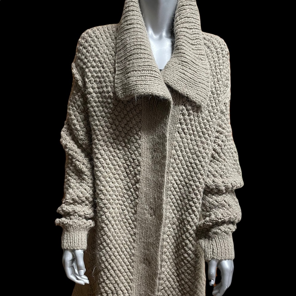 Cardigan tan size L with snap closure